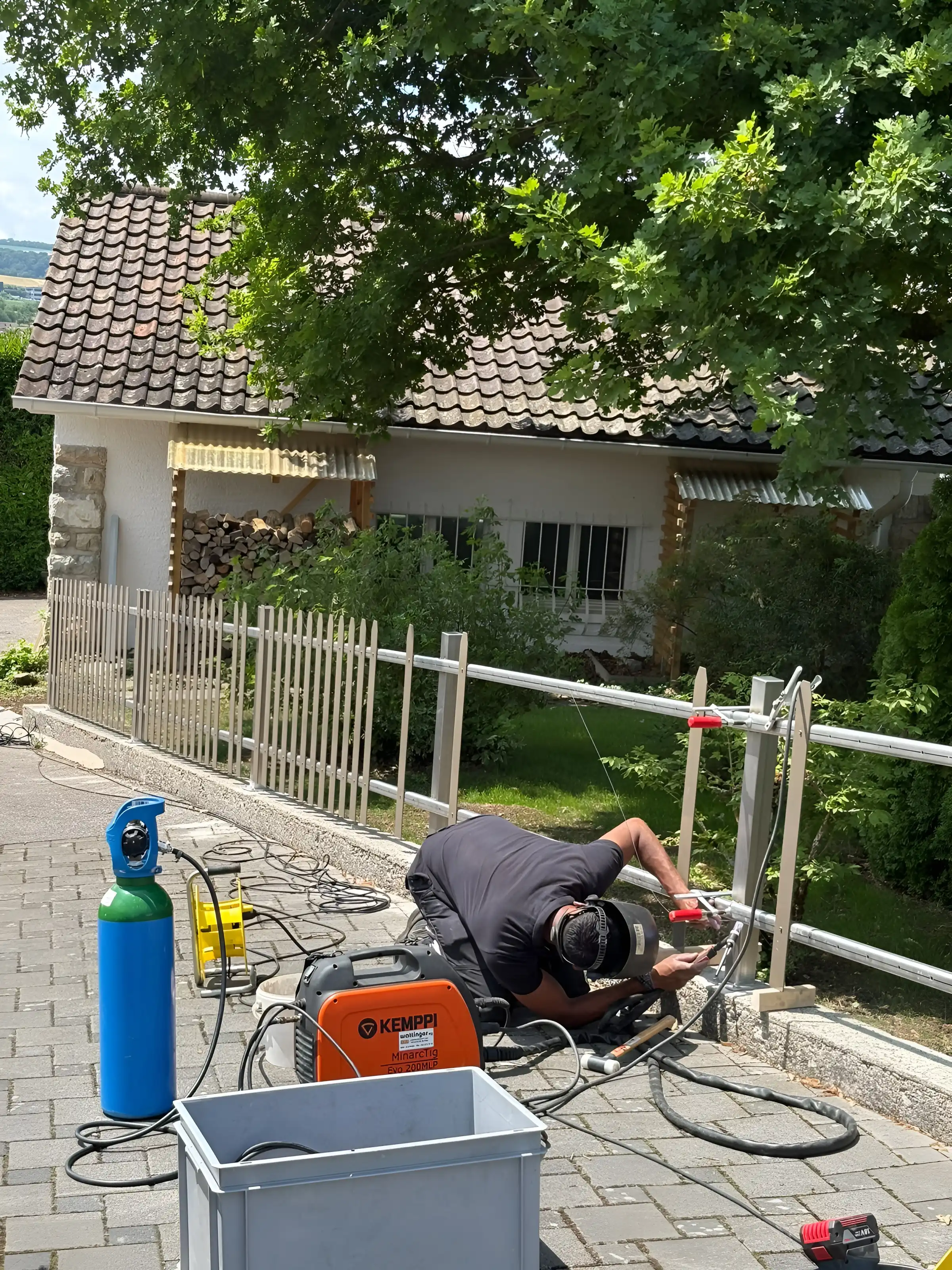 Pose d'une barrière métallique devant une maison